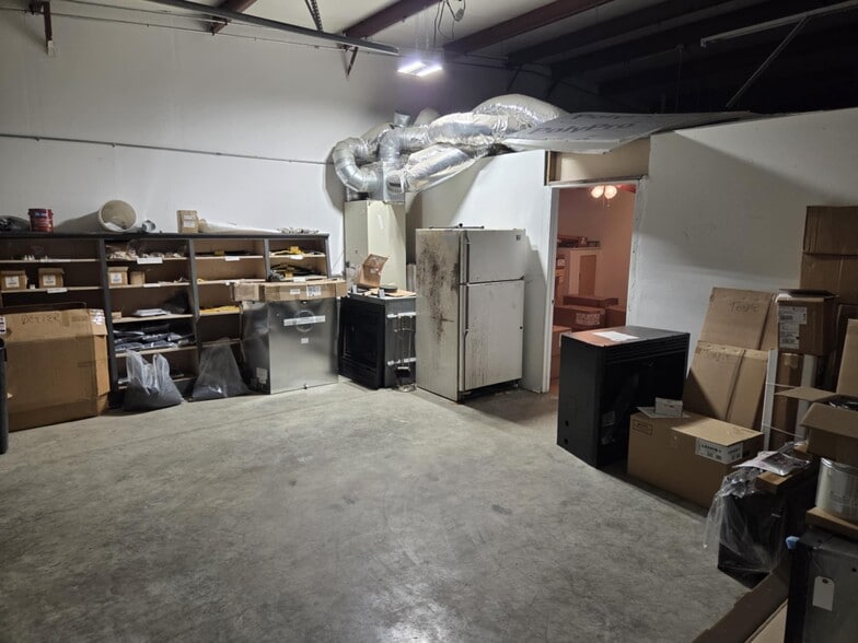 More Photos Of 800 N Jefferson St, Springdale Warehouse For Lease