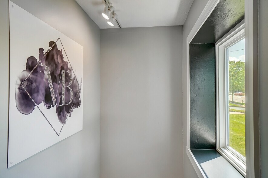 More Photos Of 235 W Franklin St, Centerville Storefront Retail Office For Lease