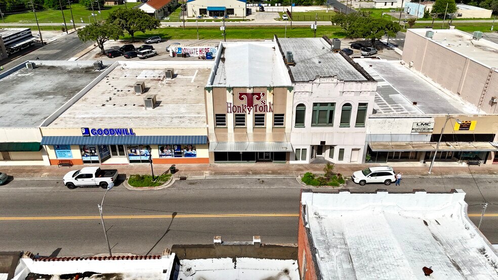 More Photos Of 209 N Washington St, Beeville Bar For Sale