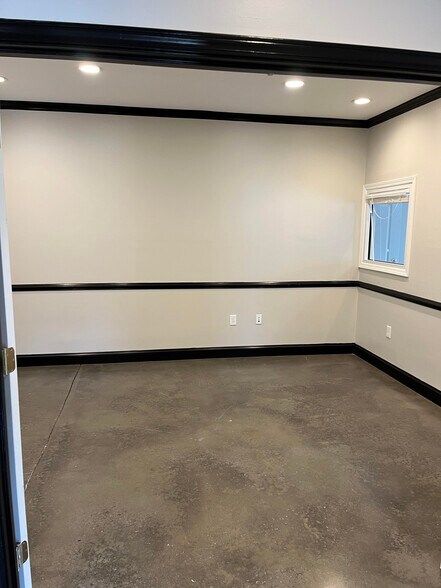 More Photos Of 137-139 Commons Way, Greenville Office For Lease
