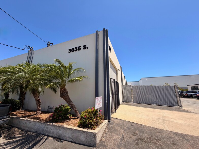 More Photos Of 3035 S Halladay St, Santa Ana Warehouse For Lease
