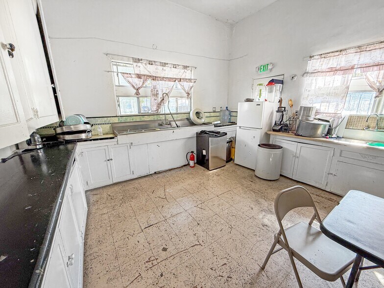 More Photos Of 7101 Menlo Ave, Los Angeles Specialty For Sale