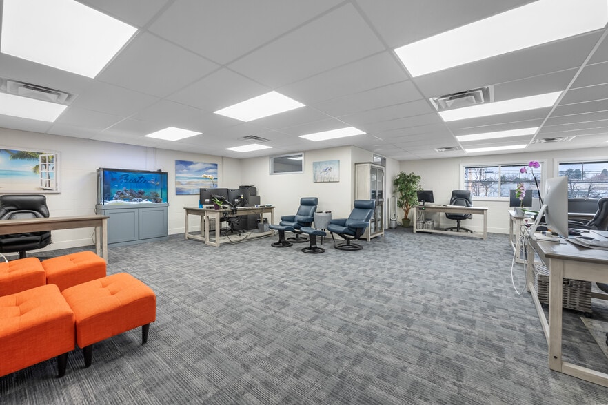 More Photos Of 104-108 W 31st St, Garden City Light Manufacturing For Sale