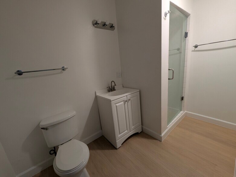 More Photos Of 1861 Whitley Ave, Los Angeles Apartments For Lease