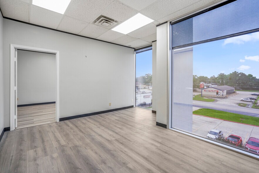 More Photos Of 1110 N Loop 336 W, Conroe Office For Lease