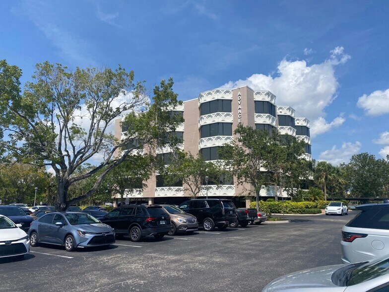 More Photos Of 720 Goodlette Rd N, Naples Medical For Lease
