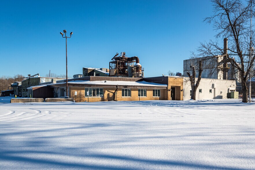 More Photos Of 445 Holton St, Sparta Warehouse For Lease