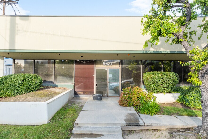 More Photos Of 9621-9631 Irondale Ave, Chatsworth Manufacturing For Sale