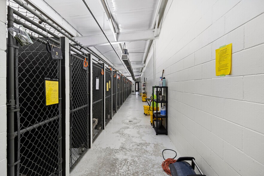 More Photos Of 119 Old River Rd, Montgomery Veterinarian Kennel For Sale