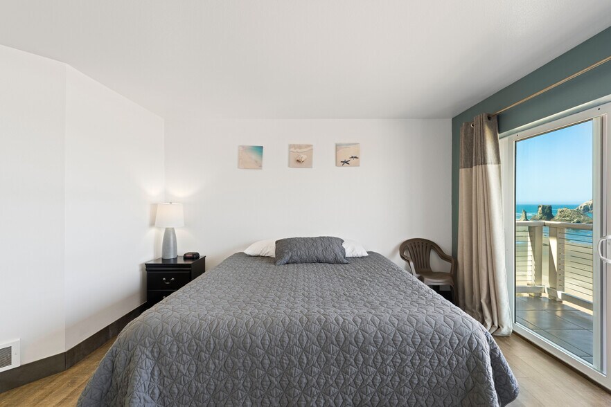 More Photos Of 1865 Beach Loop Dr, Bandon Hotel For Sale