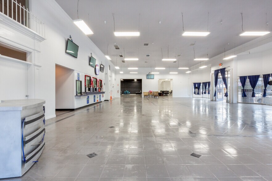 More Photos Of 505 S Main St, Santa Ana Storefront For Sale