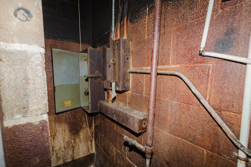 More Photos Of 2033 S Broadway St, Wichita Bar For Sale