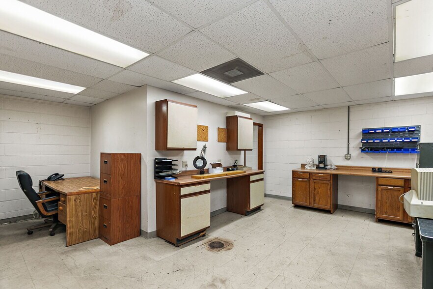 More Photos Of 303 Elgin Ave, Elgin Industrial For Sale