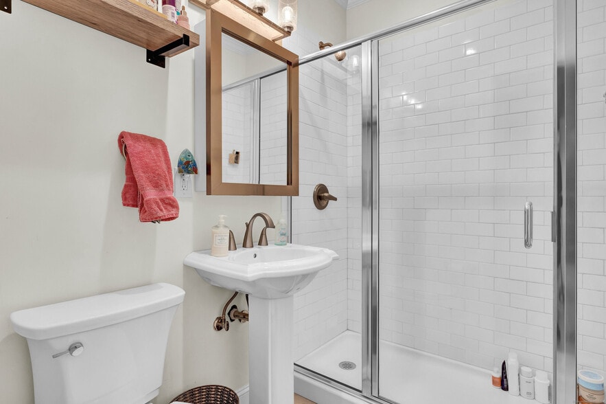 More Photos Of 28 Whitney St, Hartford Apartments For Sale