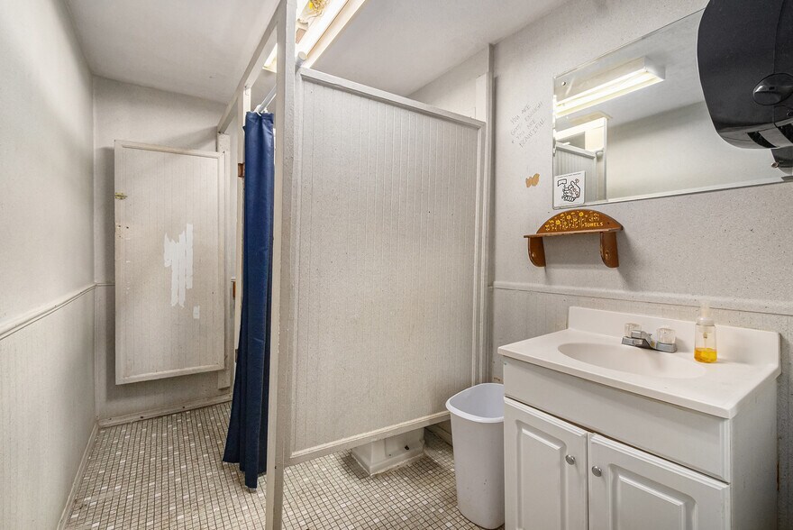 More Photos Of 1008 Bancroft St, Omaha General Retail For Sale