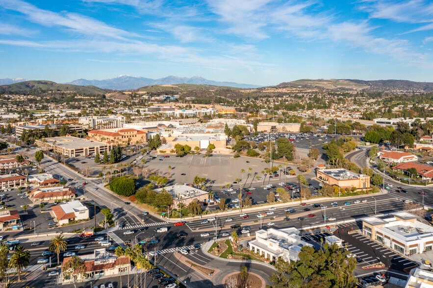 More Photos Of 1065 Brea Mall, Brea General Retail For Lease