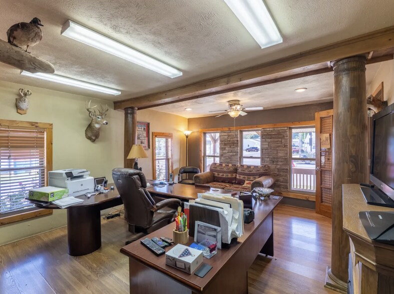 More Photos Of 1201 S Park Ave, Herrin Office For Sale