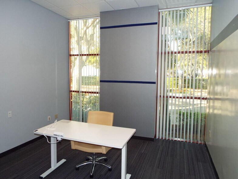 More Photos Of 3000-3044 N Commerce Pky, Miramar Warehouse For Lease