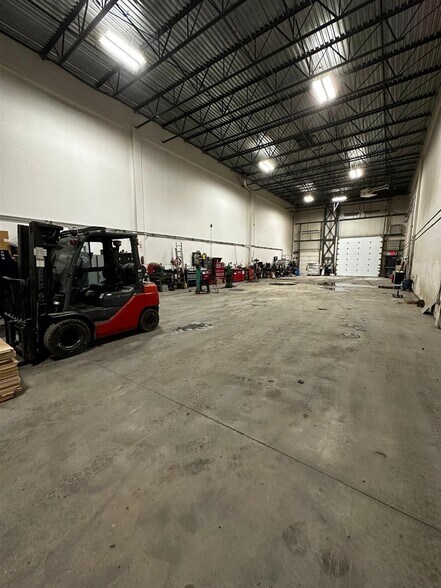 More Photos Of 1015-1037 Rue Des Forges, Terrebonne Warehouse For Lease