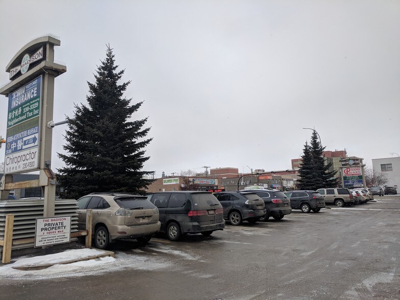 More Photos Of 1518 Centre St N, Calgary Apartments For Lease