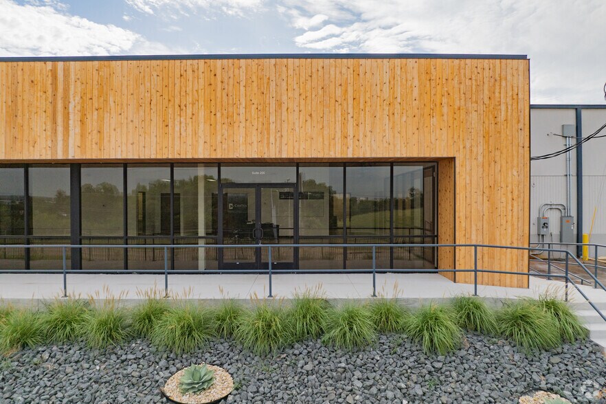 More Photos Of 2424 N Westmoreland Rd, Dallas Manufacturing For Lease