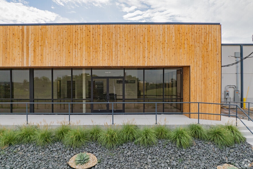 More Photos Of 2424 N Westmoreland Rd, Dallas Manufacturing For Sale