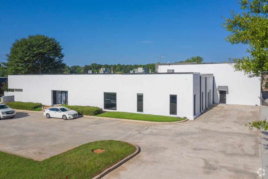 More Photos Of 2058 Kilman Dr, Tucker Showroom For Lease