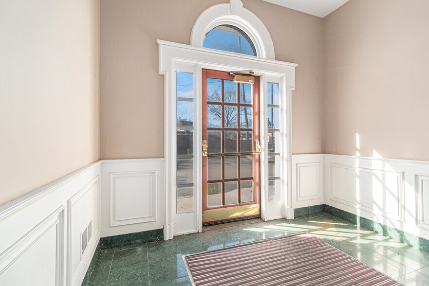 More Photos Of 27332 Woodward Ave, Royal Oak Office Residential For Lease