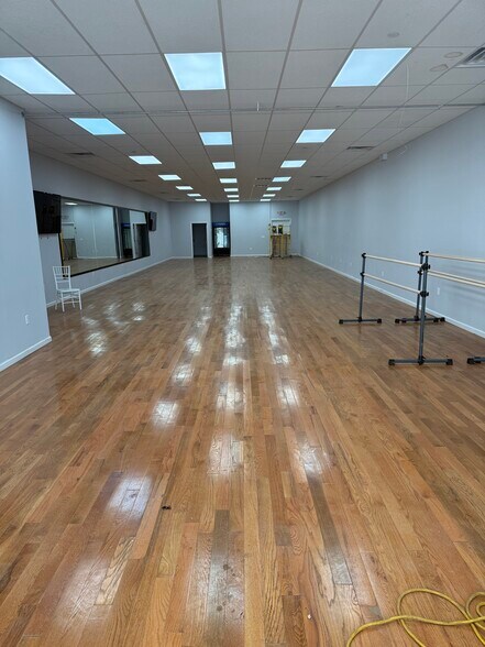 More Photos Of 419-437 Hawkins Ave, Ronkonkoma Storefront For Lease