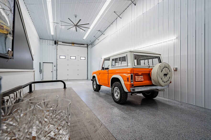 More Photos Of 100 Man Cave, Sunrise Beach Self Storage For Sale