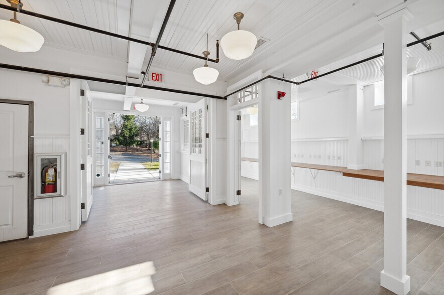 More Photos Of 11 Indian Wells Hwy, Amagansett General Retail For Lease