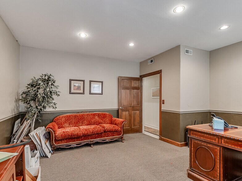 More Photos Of 1420 Linwood Blvd, Oklahoma City Office For Sale