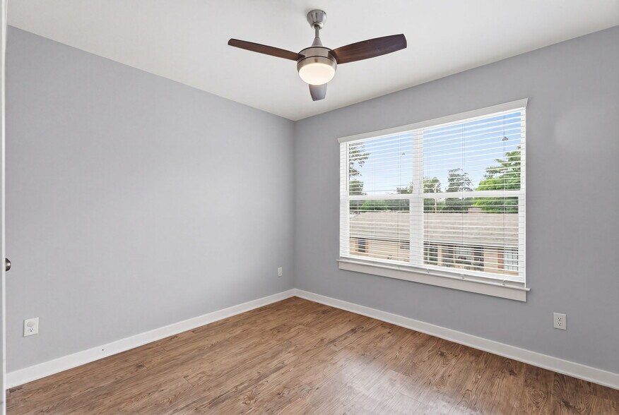 More Photos Of 307 N Henry St, Lindale Apartments For Sale