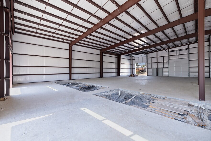 More Photos Of 202 W 1st St, Taylor Flex For Lease