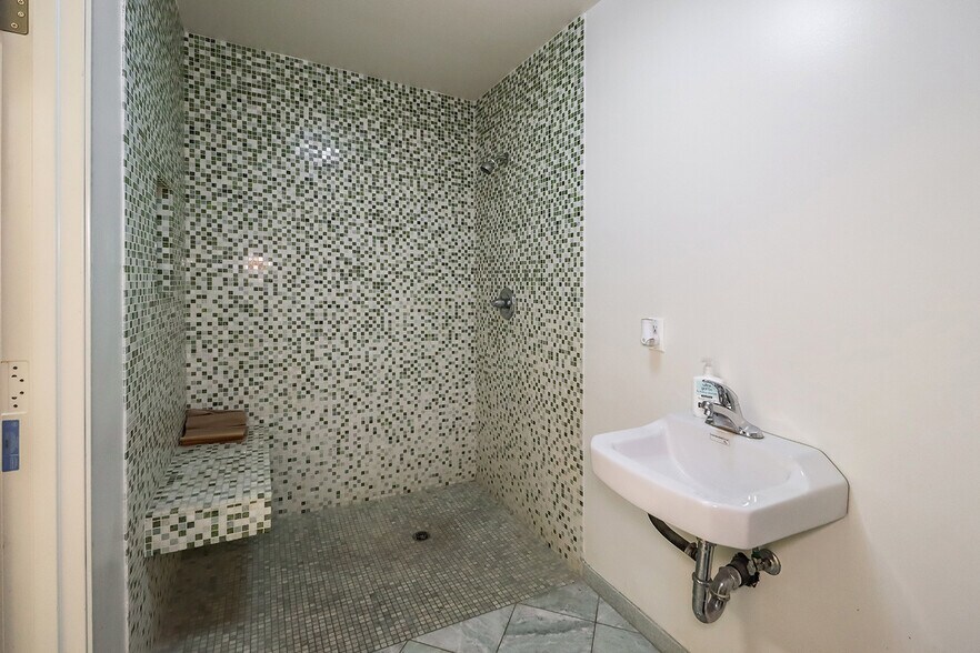 More Photos Of 8630 Tamarack Ave, Sun Valley Manufacturing For Lease