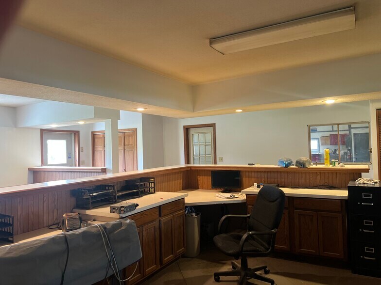 More Photos Of 202 N. Sixth St, Altamont Industrial For Sale