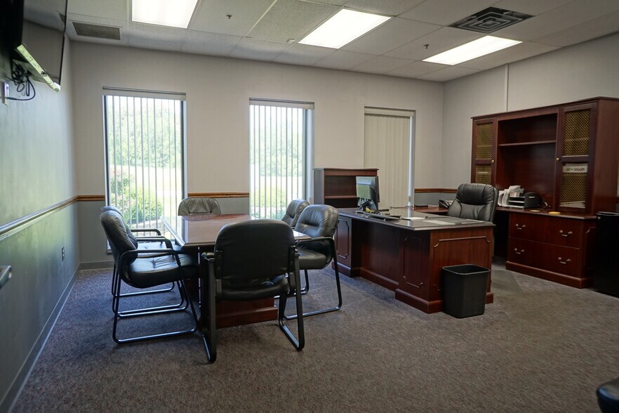 More Photos Of 850 Industrial Rd, Madisonville Manufacturing For Lease