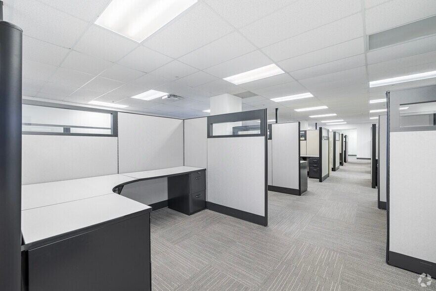 More Photos Of 255 Boul Crémazie E, Montréal Office For Lease