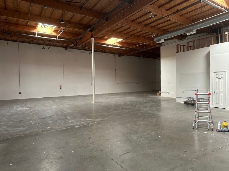 More Photos Of 41519 Cherry St, Murrieta Warehouse For Lease