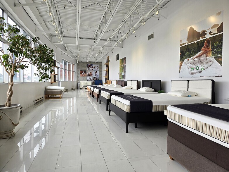 More Photos Of 2700-2760 Boul Daniel-Johnson, Laval Warehouse For Lease