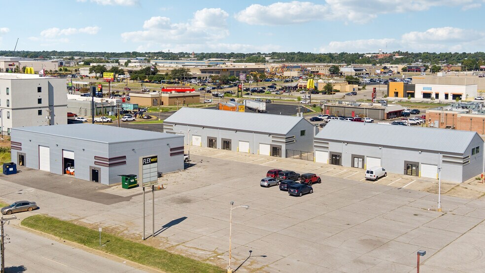 More Photos Of 4403-4411 SW 3rd St, Oklahoma City Showroom For Lease