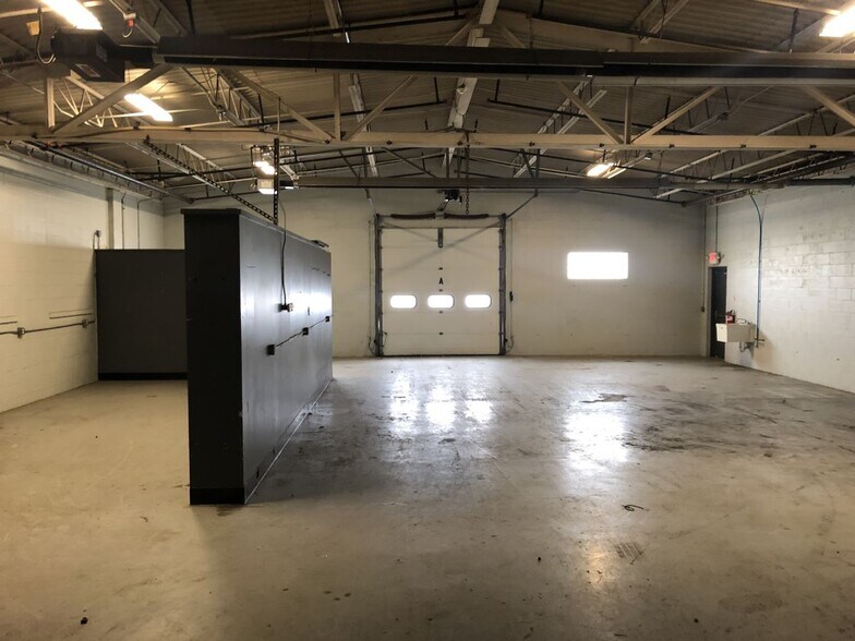 More Photos Of 7878 Gull Rd, Richland Warehouse For Lease