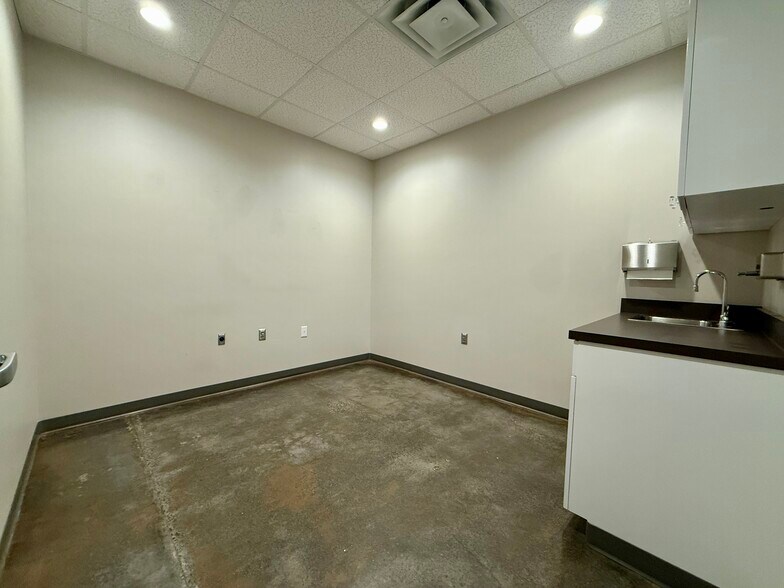 More Photos Of 2105 Juniper Lake Rd, West End Medical For Lease