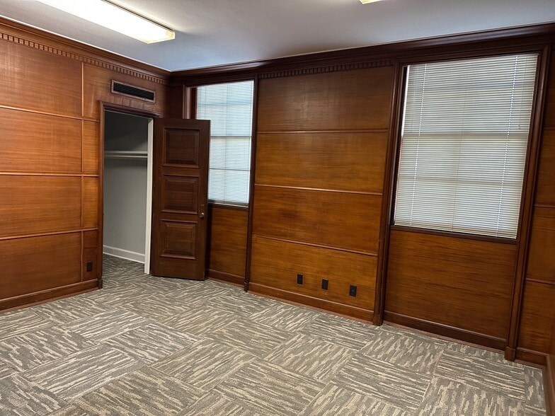 More Photos Of 4027 Main St, Dallas Manufacturing For Sale