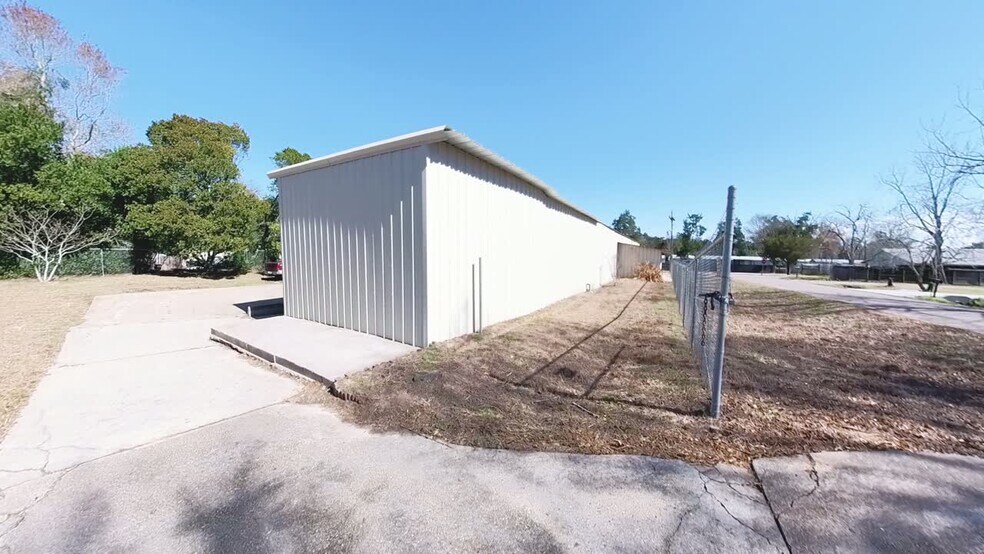 Primary Photo Of 401 Industrial Park Ln, Willis Warehouse For Sale