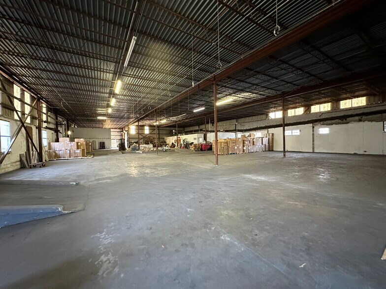 More Photos Of 3606 E 4th Ave, Tampa Warehouse For Lease