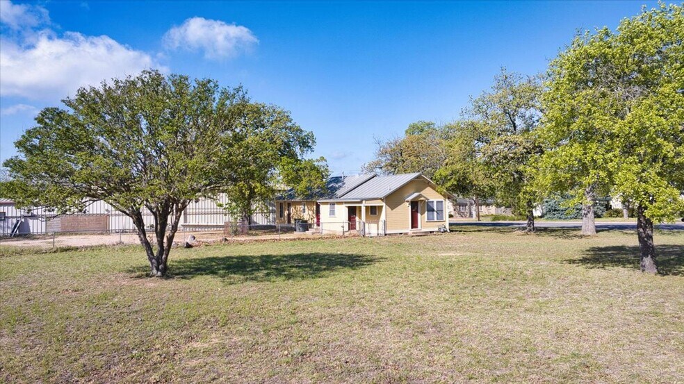 More Photos Of 1007 N Llano St, Fredericksburg Office Residential For Sale