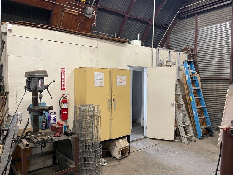 More Photos Of 498 W 6th St, Beaumont Warehouse For Sale