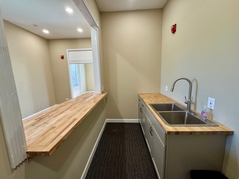 More Photos Of 111 W Madison St, Yorkville Office For Lease