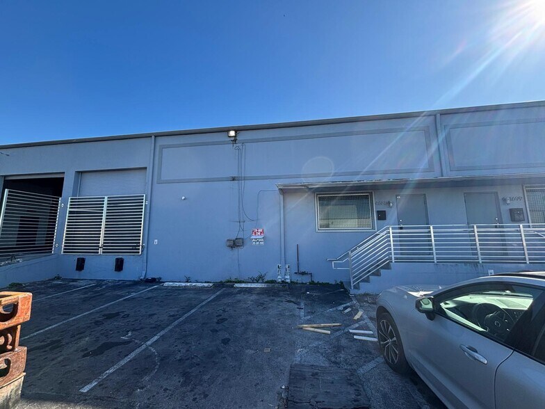 More Photos Of 4671-4685 E 11th Ave, Hialeah Warehouse For Lease